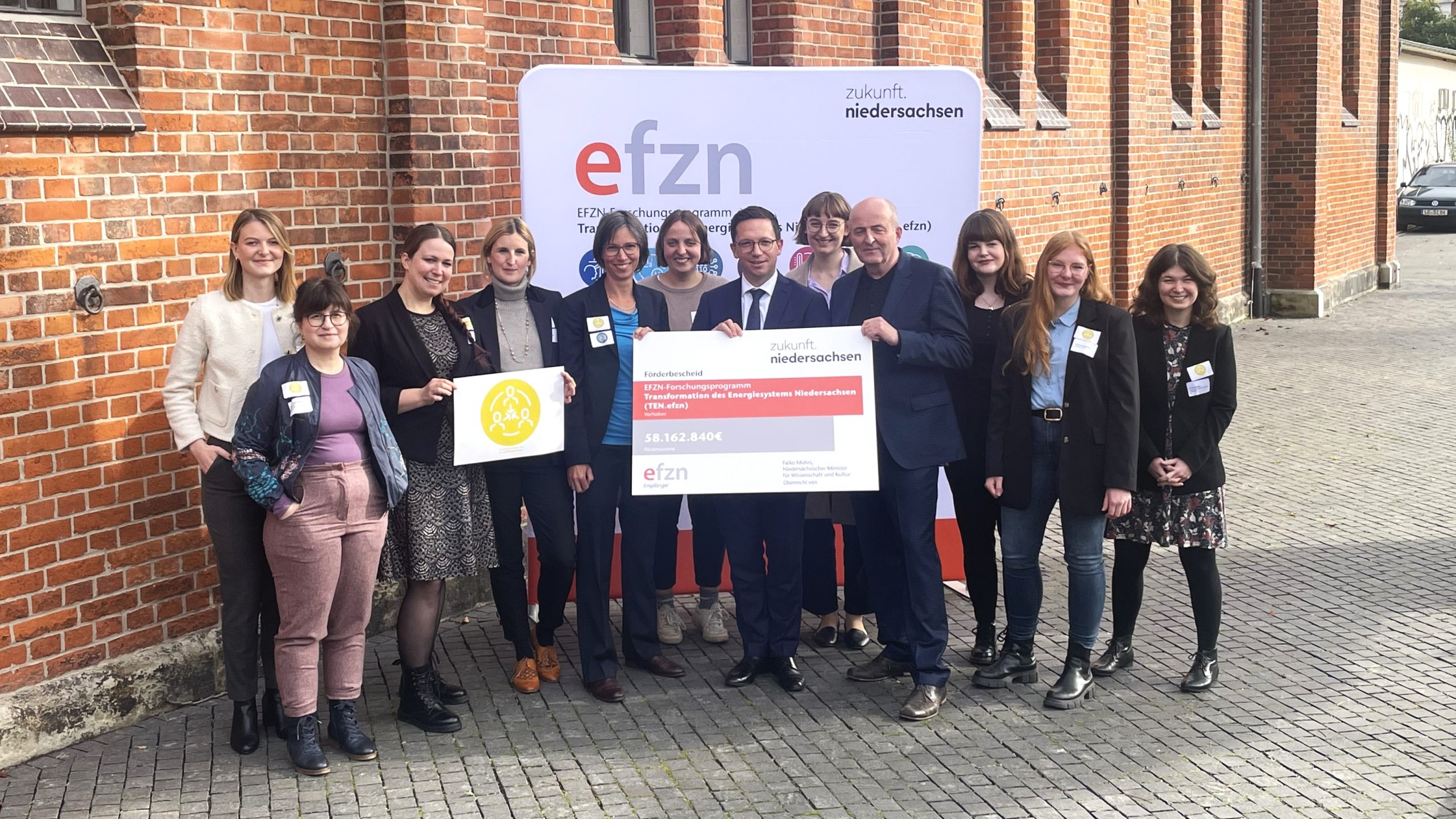 Prof.in Dr.in Paula Maria Bögel (4.v.l.), Falko Wissenschaftsminister Falko Mohrs & Forschungs-Team "Soziale Dynamiken"