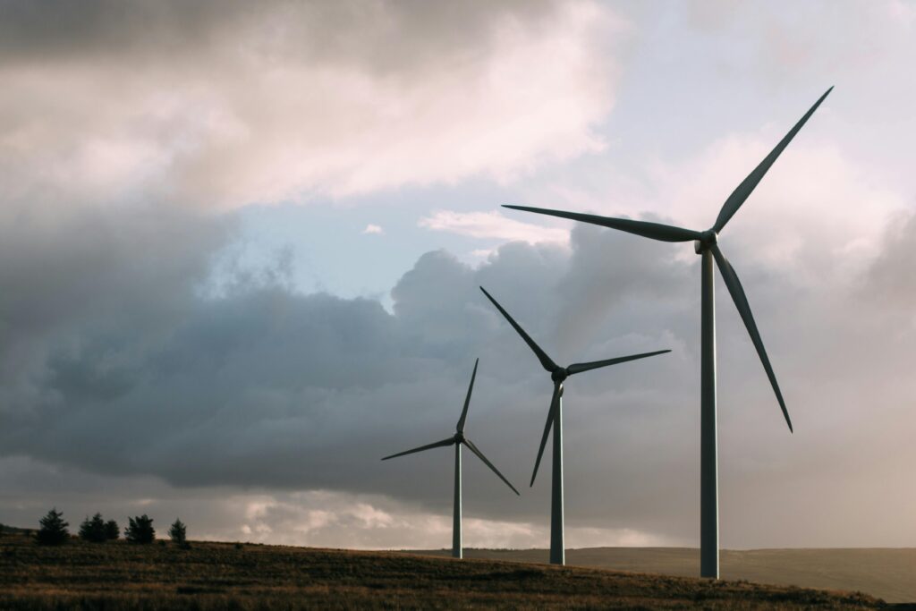 Windkraftanlage in ländlicher Region