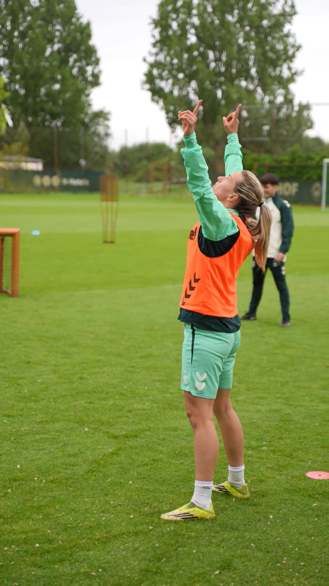 Screenshot 2026-06-10 at 10-17-33 Uni_Vechta_Bremermann_Interview_1_Min – Uni_Vechta_Bremermann_Interview_1_Min – Frame.io Werder Bremen-Spielerinnen beim Training © Universität Vechta