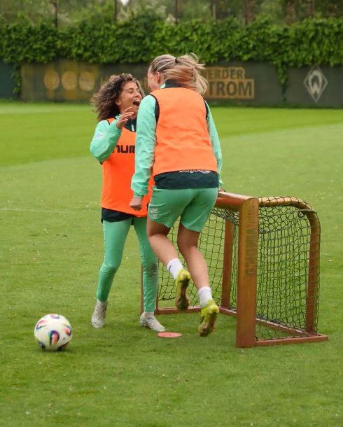 Screenshot 2026-06-10 at 10-19-15 Uni_Vechta_Bremermann_Interview_1_Min – Uni_Vechta_Bremermann_Interview_1_Min – Frame.io x Werder Bremen-Spielerinnen beim Training © Universität Vechta