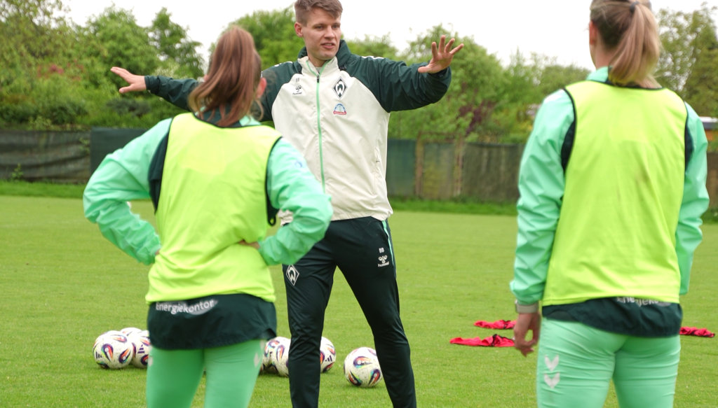 vlcsnap-2026-06-03-11h00m00s875 x3 Doktorand & Werder Bremen-Trainer Björn Bremermann beim Training mit Spielerinnen des SVW © Universität Vechta