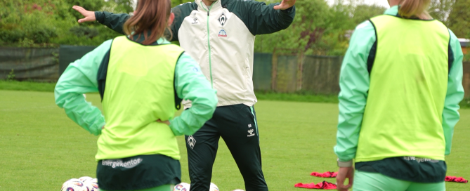 Doktorand & Werder Bremen-Trainer Björn Bremermann beim Training mit Spielerinnen des SVW © Universität Vechta