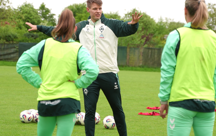 Doktorand & Werder Bremen-Trainer Björn Bremermann beim Training mit Spielerinnen des SVW © Universität Vechta