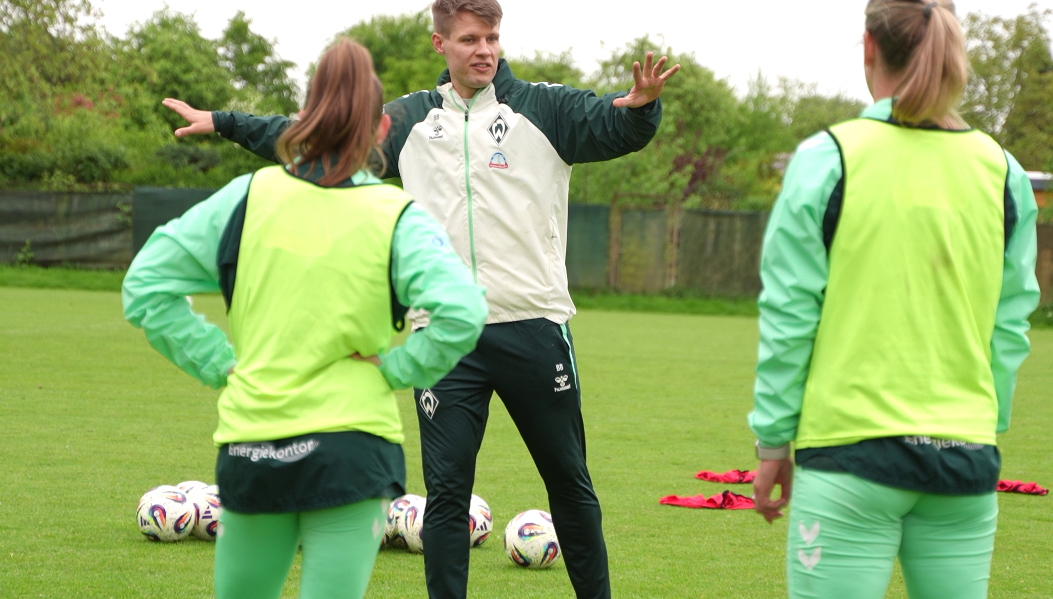 Doktorand & Werder Bremen-Trainer Björn Bremermann beim Training mit Spielerinnen des SVW © Universität Vechta
